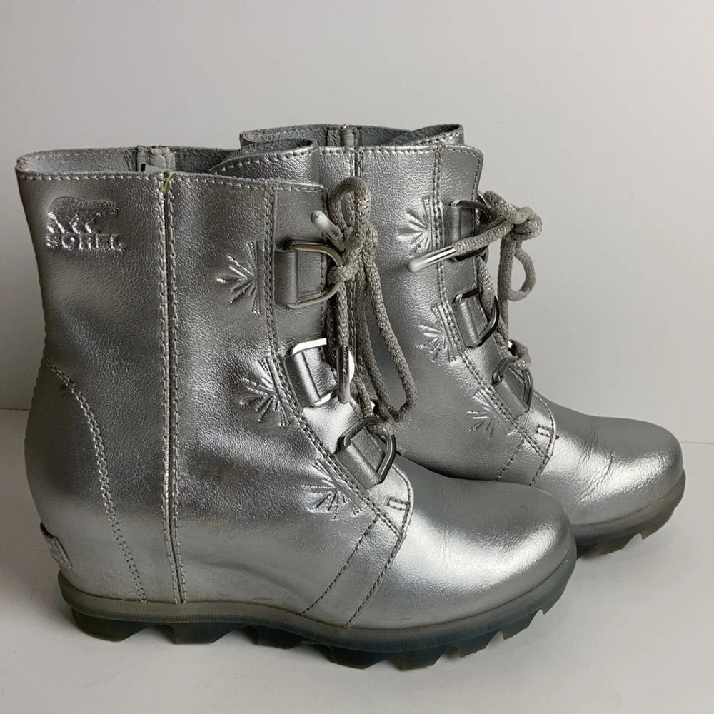 Sorel Disney Joan of Arctic Frozen Silver Metallic Waterproof Boots Kids 3 Elsa